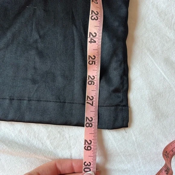 Victoria secret button up long sleeve night shirt 
With cheetah print lining - Picture 8 of 8